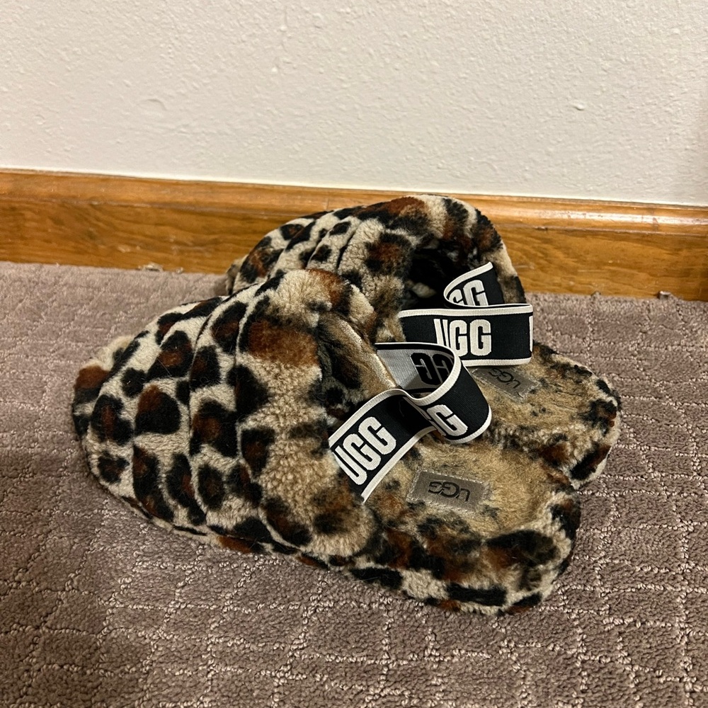 Women’s Ugg cheetah print open toe slippers size 7.5